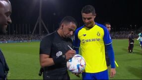 Да подпишеш топката на Роналдо (ВИДЕО)
