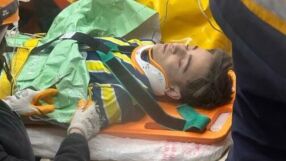 След 119 часа под руините: Спасиха 16-годишен, заспал с фланелка на  Фенербахче