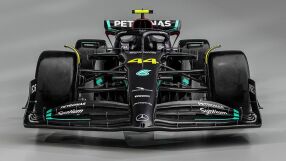 Мерцедес изцяло в черно за новия сезон във Ф1