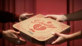 За Св. Валентин: Да се разделиш с партньора с пица с надпис 
