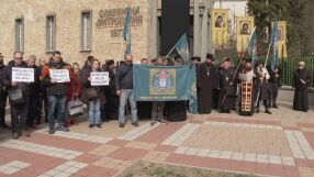„Митрополитът трябва да бъде избран по устав“: Недоволство пред Сливенската митрополия след касирания избор