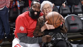 Звезда от НБА зарадва 100-годишна фенка за рождения ѝ ден (ВИДЕО)