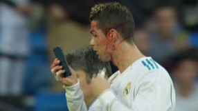 Роналдо извади телефон по време на мач, за да се огледа (ВИДЕО + СНИМКИ)