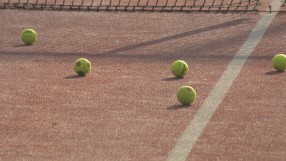 Брутална агресия на баща към дъщеря по време на тренировка по тенис (ВИДЕО)