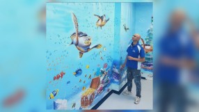 Италиански художник преобразява стените на педиатриите с морски сюжети
