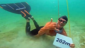 Да плуваш 202 метра под вода с едно поемане на дъх (ВИДЕО)