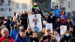 Родителите на Джокович се включиха в масов протест в негова подкрепа 