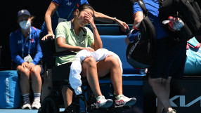 Изведоха тенисистка от корта в инвалидна количка (ВИДЕО)
