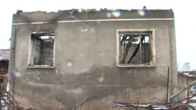 В помощ на семейството с изгорял дом: Доброволци помагат на самотния баща и детето му