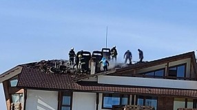 Пожар избухна на покрива на хотел в Банско (ВИДЕО)
