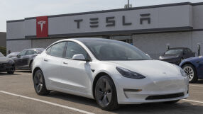 Започва разследване заради волани на Tesla, откачващи се при шофиране