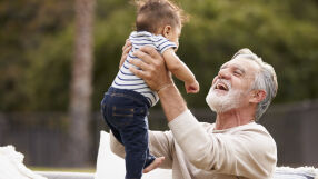 Баба или дядо могат да се грижат за внучето срещу обезщетение
