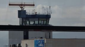 Осем души нахлуха в контролната кула на Летище Скопие