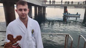 Йордановден в Бургас: 18-годишният Александър спаси кръста в морето