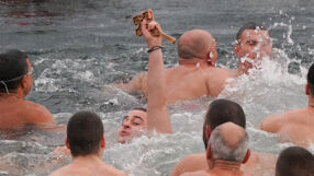 45 мъже скочиха в езерото на столичния квартал „Дружба“, за да извадят Богоявленския кръст