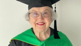 90-годишна жена стана най-възрастният човек с магистърска степен - каква е тайната й?