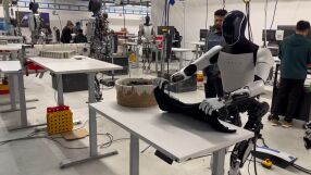 Вижте как хуманоидният робот на Tesla сгъва дрехи (ВИДЕО)