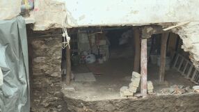 Без дом заради изкоп на съсед: Остава ли семейство с три деца на улицата?