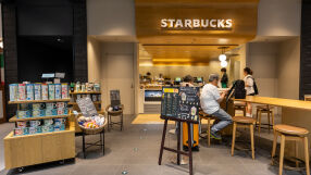 Защо Starbucks раздава безплатно кафе този понеделник?