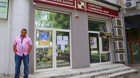 Две кризи - банкова и политическа, сриват доверието в България