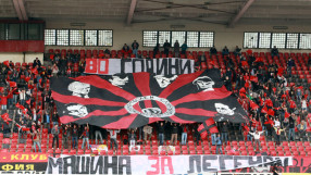 700 фена без билети изгледаха историческа победа на Локомотив София (ВИДЕО)