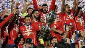 Националите на Чили показаха трофея от Копа Америка (ВИДЕО)