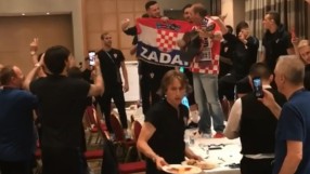 Героите на Хърватия пяха и танцуваха върху масите (ВИДЕО)