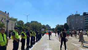 13-ти ден на недоволство: Протестиращите отново блокираха движението пред Народното събрание