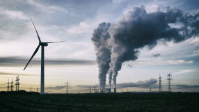 МАЕ: Глобалните въглеродни емисии са достигнали рекордни нива през 2023 г.