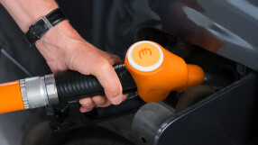 Опашки на бензиностанциите във Ватикана: Граждани на Рим се редят за евтино гориво 