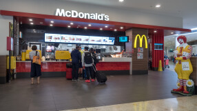 За първи път от 14 г.: McDonald's повиши цената на своя чийзбургер