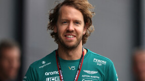 Във Формула 1: Себастиан Фетел сменя каската си в памет на Дитрих Матешиц