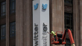 Демонтират табелата със старото лого от сградата на Twitter 