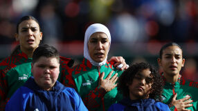Мароканка за историята - игра с хиджаб на световното по футбол (СНИМКИ)