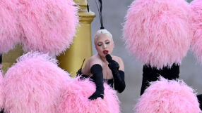 Лейди Гага взриви Париж на откриването на Олимпиадата (СНИМКИ)