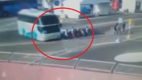 Потресаващо: Автобус помете трима австрийски атлети в Баку 