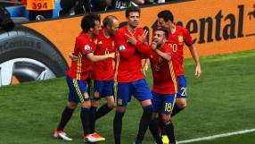 Испания започна защитата на титлата с минимална победа и куп изпуснати възможности