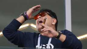 Марадона се извини за пушенето на стадиона 