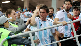 Бой на стадиона увенча трагедията на Аржентина (ВИДЕО)