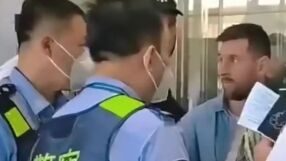 Задържаха Лионел Меси на летището в Пекин (ВИДЕО)