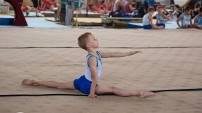 115 деца играят в памет на загинал гимнастик