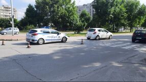 Кола помете момче и момиче на пешеходна пътека в Пловдив