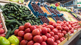 Цените на храните: Краставиците и доматите поскъпват, портокалите поевтиняват