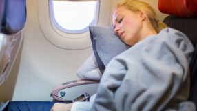 Как да спите добре по време на полет?