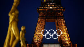 Монтираха олимпийските кръгове на Айфеловата кула 