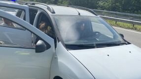 Полицаи спряха кола, натъпкана със 17 мигранти на АМ „Тракия“ (СНИМКА)