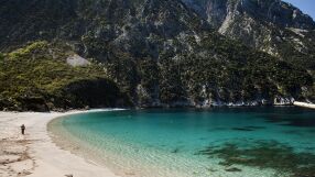 Незаконно къмпингуване застрашава един от най-известните плажове в Гърция