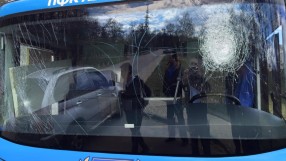 Счупиха автобуса на Левски в Хасково