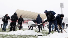 Фенове чистят сняг заради мач (ВИДЕО)