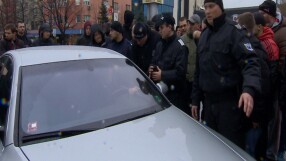 Фенове на ЦСКА притиснаха Томов в колата му (ВИДЕО)